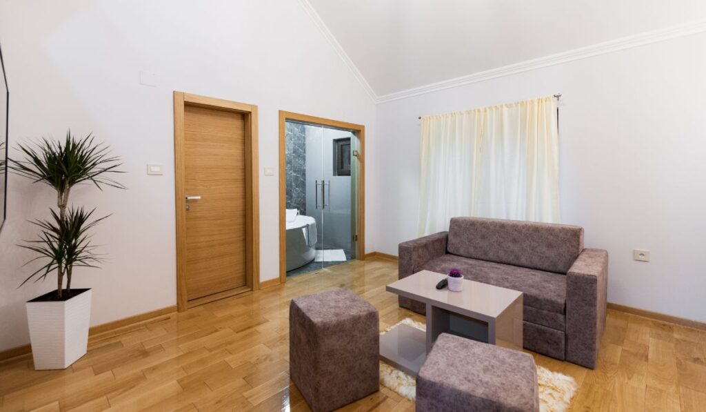 LUX APARTMENT II 14.000,00 – 18.400,00 RSD